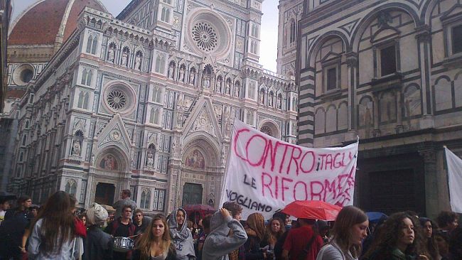 Manifestazione studentesca a Firenze: ''Una generazione da salvare'' (Foto)