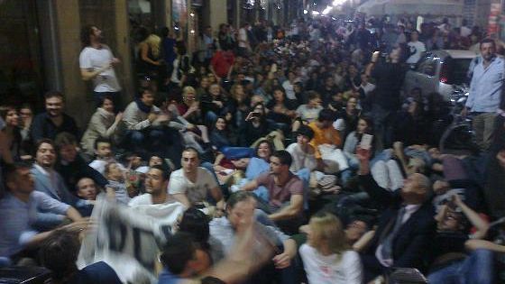 Flash mob per la Movida a Firenze, coperte e cuscini in strada
