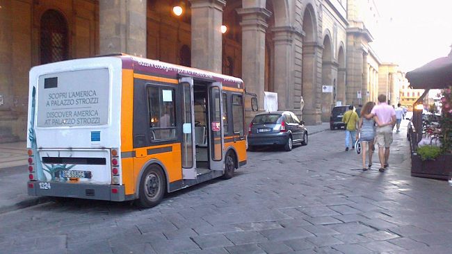 Incidente, bussino solleva una pietra del centro storico, ferito un passeggero