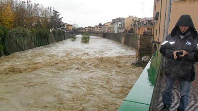 In Toscana continua a piovere, prorogata emergenza, precauzioni per i ponti