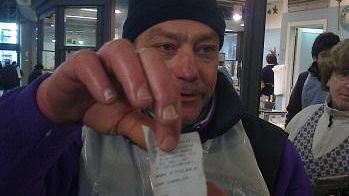 San Lorenzo, trasferiti i banchi all'interno, criticata l'Amministrazione