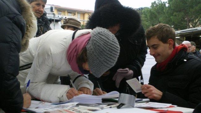 Ad Empoli Boom di firme per le dimmissioni del premier Berlusconi