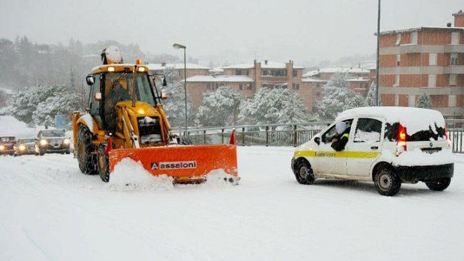 Neve: in blocco i mezzi pesanti su A1 e FiPiLi 