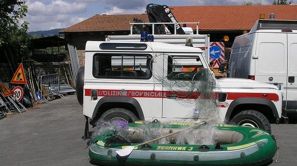 Blitz notturno al Bilancino, tre cinesi fermati a bordo di un canotto