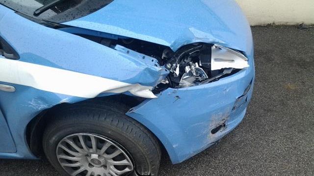 Più controlli per il maltempo: auto finisce sulla vettura della Polizia