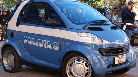 Girava con un falso tesserino e distintivo della Polizia: arrestato