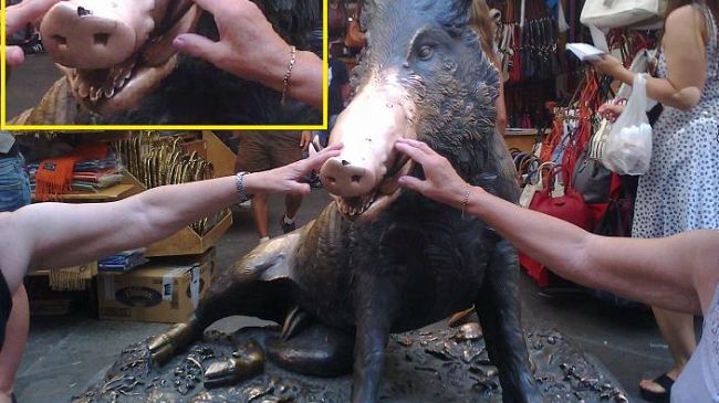 Vandali si accaniscono sul monumento del Porcellino