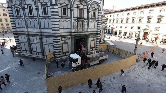 Smontata la Porta nord del Battistero di Firenze