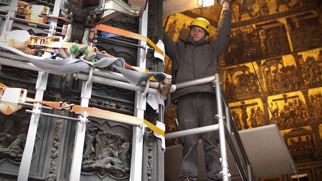 La Porta Nord del Battistero smontata di notte, il 18 marzo