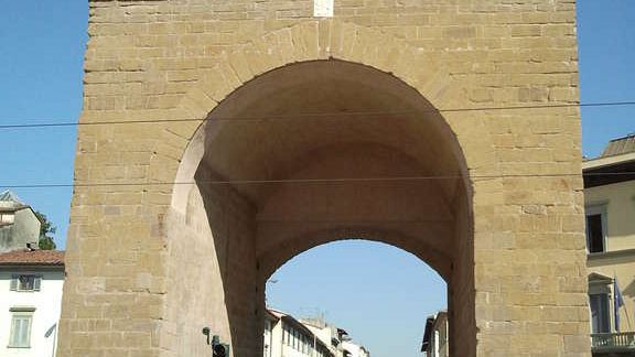 Ubriaco, sradica il palo del semaforo per vendetta