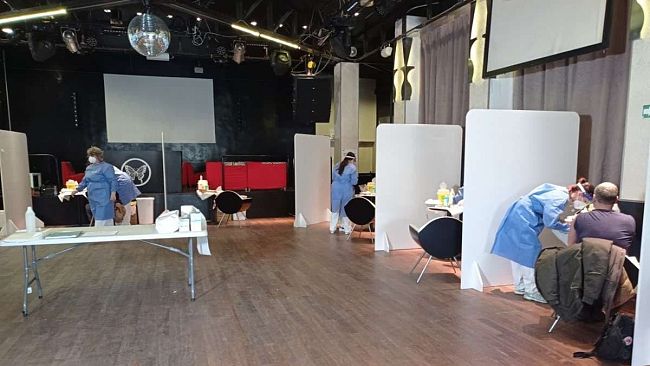 Covid, oggi 924 nuovi casi in Toscana: vaccini anche in discoteca