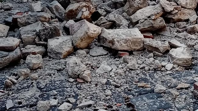 Crolla muro in via Benedetto Fortini, traffico interrotto