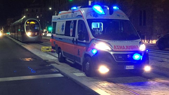 Muore a 28 anni di notte sul maxi scooter