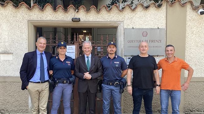 Spara agli agenti con pistola ad aria compressa poi sfonda la volante