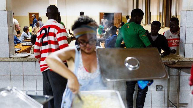 Un pasto al giorno: volontari in Piazza Santa Croce