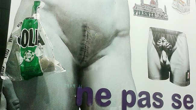 Firenze, David di Michelangelo evirato in vetrina per souvenir venduti in città