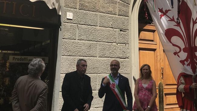 Una targa in ricordo di Mario Del Monaco sulla facciata della casa di via Ricasoli in cui nacque