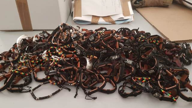 Firenze: regalava braccialetti poi chiedeva soldi