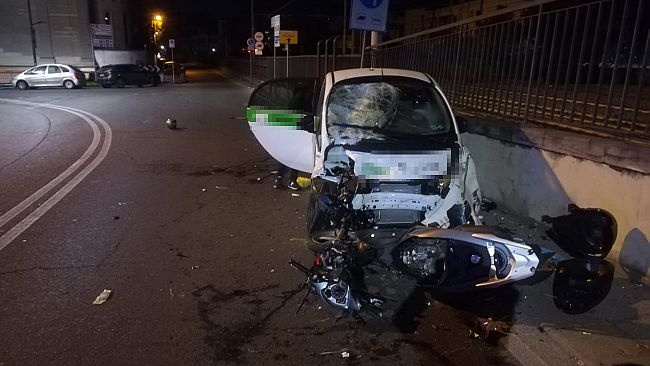 Incidente nella notte: auto contro scooter, feriti gravi in ospedale