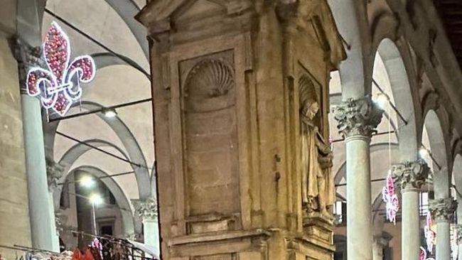 Luci di Natale accese al Mercato del Porcellino