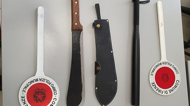 Neopatentato combina un disastro (e aveva un machete in auto)