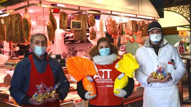 Il mercato di Sant'Ambrogio distribuisce le Uova di pasqua dell'ATT