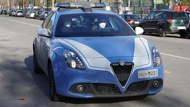 Minaccia i passanti con un coltello: i poliziotti estraggono il teaser