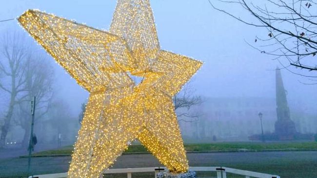 Luci natalizie, l'installazione in piazza Acciaioli ci sarà