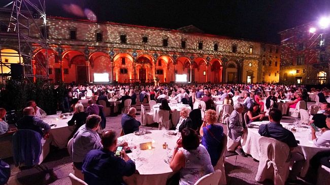 Cena di beneficenza in piazza Santissima Annunziata