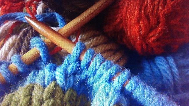 Coperta fatta a maglia per gli alberi di piazza D'Azeglio