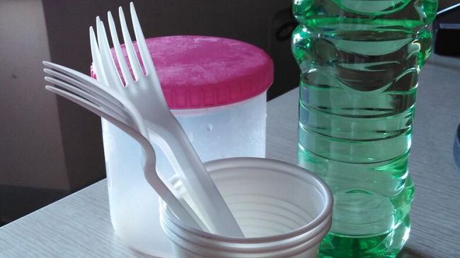 Via la plastica da mense, ospedali e università ma resta il problema delle bottigliette