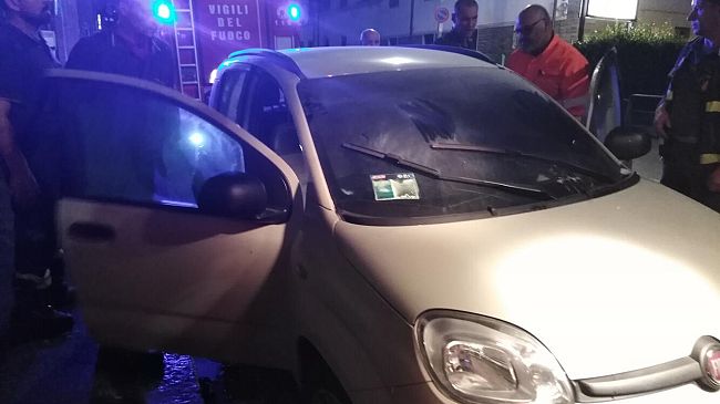 Galluzzo: fumo dalla macchina, incendio evitato con prontezza