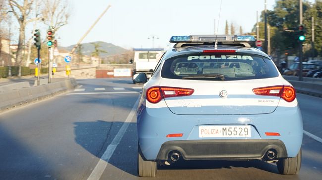 Viale Aleardi: tenta di rubare sul furgone di un corriere