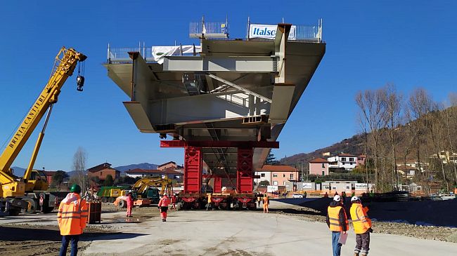 Albiano Magra: struttura metallica, posizionata tra due pile