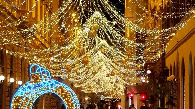 Natale 2020, le luci di via Tornabuoni brillano già malgrado il Covid