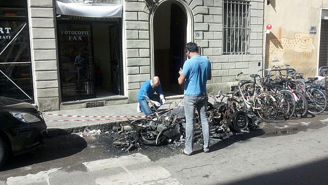 Paura in centro a Firenze: auto in fiamme all'alba
