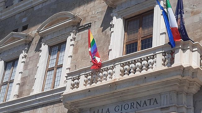 Pride: la bandiera arcobaleno sul Rettorato dell’Università di Pisa