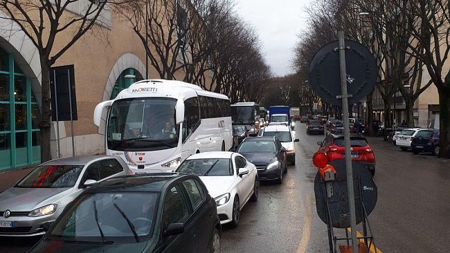 Cantieri Tramvia, traffico a Novoli tra rotatoria e fuga di gas