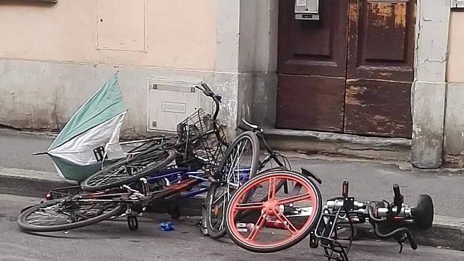 Zona interdetta ai pedoni: anziana cade dal marciapiede