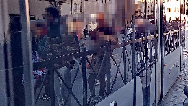 Urta contro i paletti della tramvia, lascia l'auto e scappa