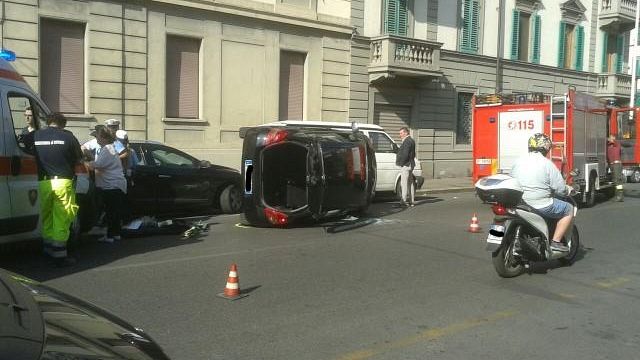 Incredibile schianto in Viale Morgagni, auto si ribalta alla fermata del bus
