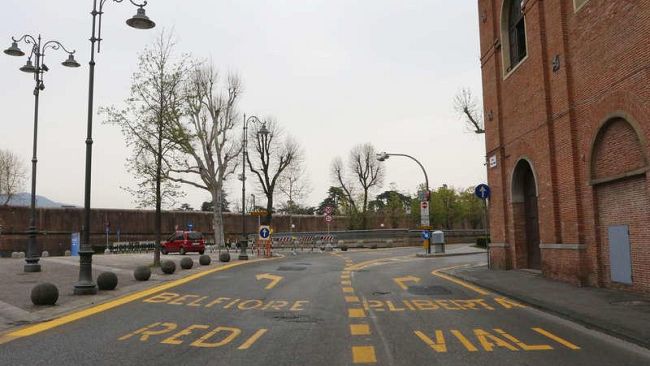 Tir incastrato in piazza Bambine e Bambini di Beslan