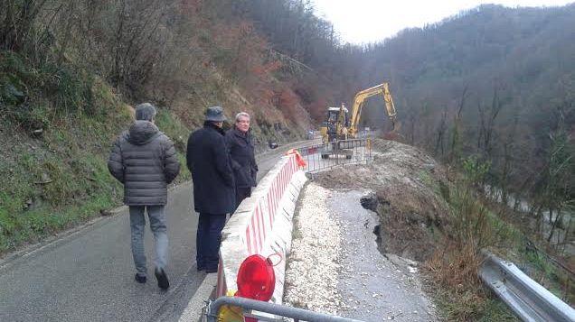 Frane da maltempo: comuni isolati, terre da espropriare, ma la sicurezza?
