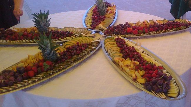 La dieta per gli anziani delle Rsa, cibi freschi e consumati in compagnia