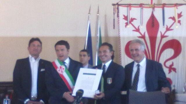 Cesare Prandelli riceve la cittadinanza onoraria; a consegnarla Matteo Renzi