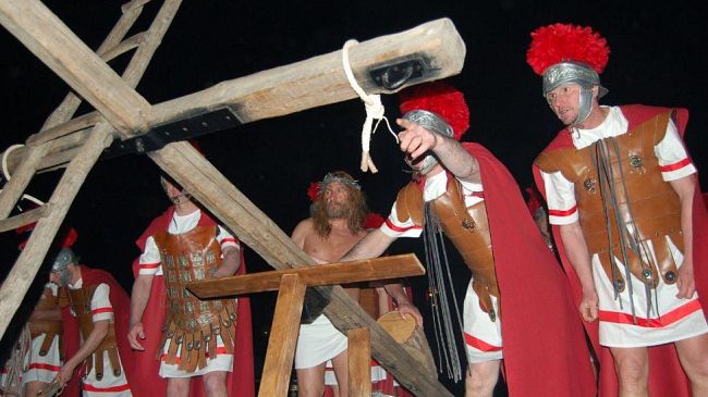 a904082320-processione-di-comeana-a-carmignano-prato-br-pienza-la-processione-degli-scalzi-br-casole-all-abruzzo-le-offerte-della-processione