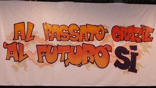 Renzi: ''Ai fischi dei circoli PD rispondiamo con tanti sorrisi''