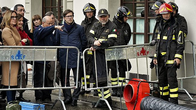 Sotto Lungarno Diaz una voragine grande come un campo di pallavolo e profonda 3 metri
