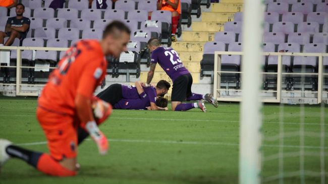 Tripletta di Chiesa stende il Bologna, il derby è viola