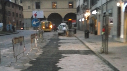 San Marco, Babbo Natale e Befana a Firenze portano il catrame